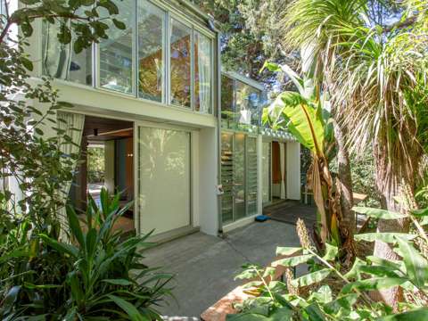 Northcote 4部屋 Architect’s own rock-solid concrete home
