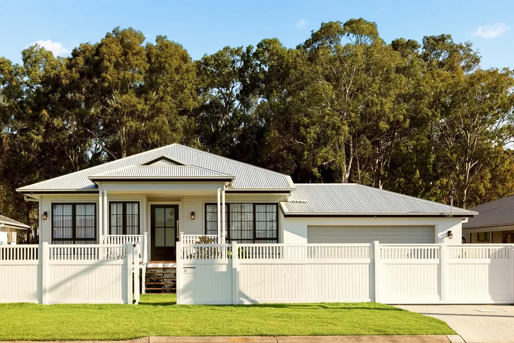 Hope Island 4房  A Beautiful Balance of Hamptons Elegance and Rustic Warmth