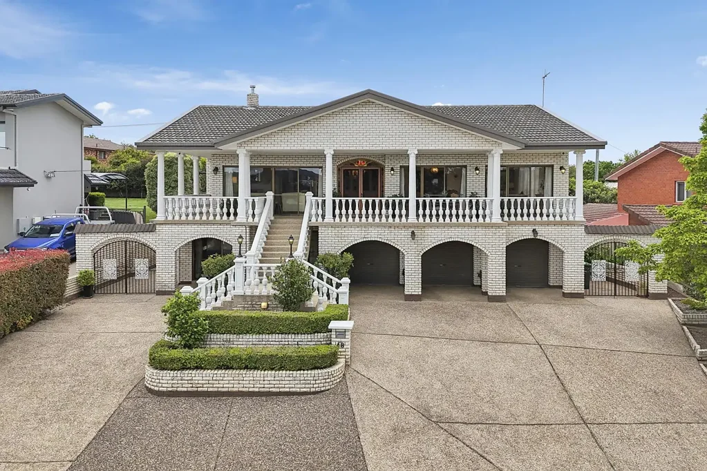 Mckellar 4ਬੈੱਡਰੂਮ Commanding Views, Timeless Design - When only the best will do.