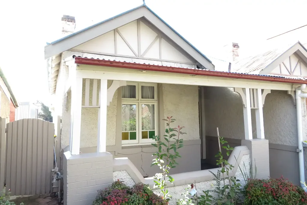 CENTRAL AND RENOVATED 2 BEDROOM SEMI!