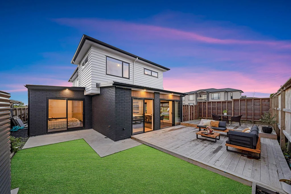 Flat Bush 5房  Signature Luxury Homes in Top Location!