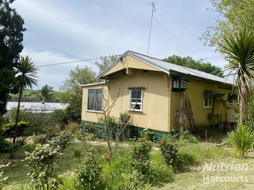 Casterton 3कमरा Affordable Opportunity with Space, Views & Potential