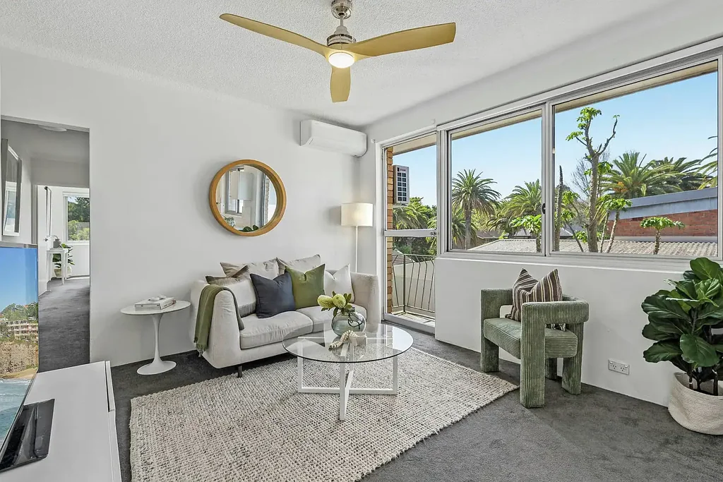 Mosman 2Kwarto Sunlit Top Floor Apartment with Lock-Up Garage, Offering an Enviable Village Lifestyle