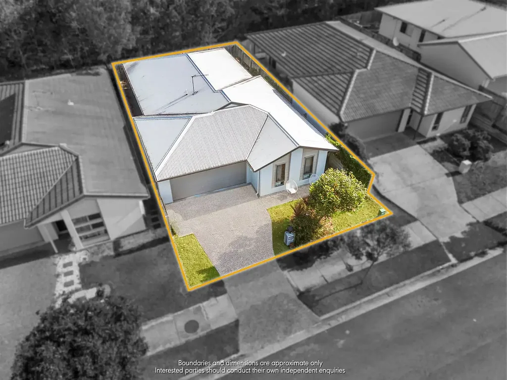 Pimpama 4Kwarto A Fantastic Investment or First Home with Plenty of Potential!