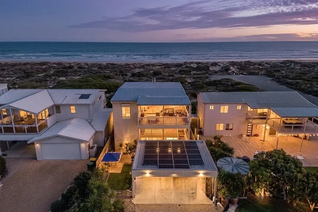 Middleton 5chambre A Rare Multi-Generational Beachfront Sanctuary with Forever Coastal Views