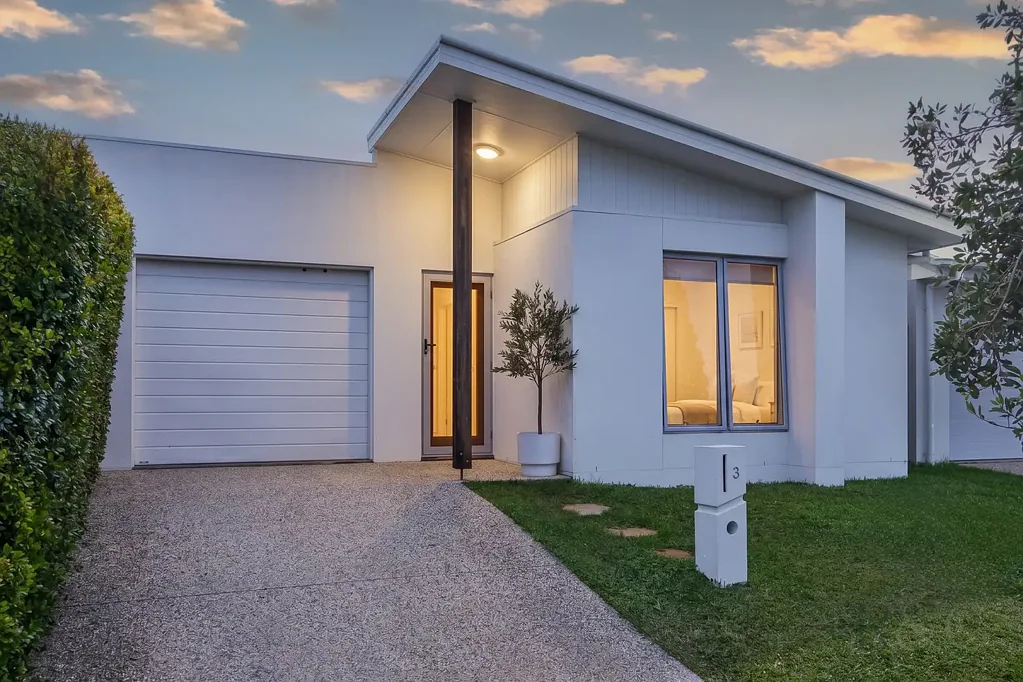 Mountain Creek 3침실 Effortless Modern Living in a Walk-About Lakeside Pocket