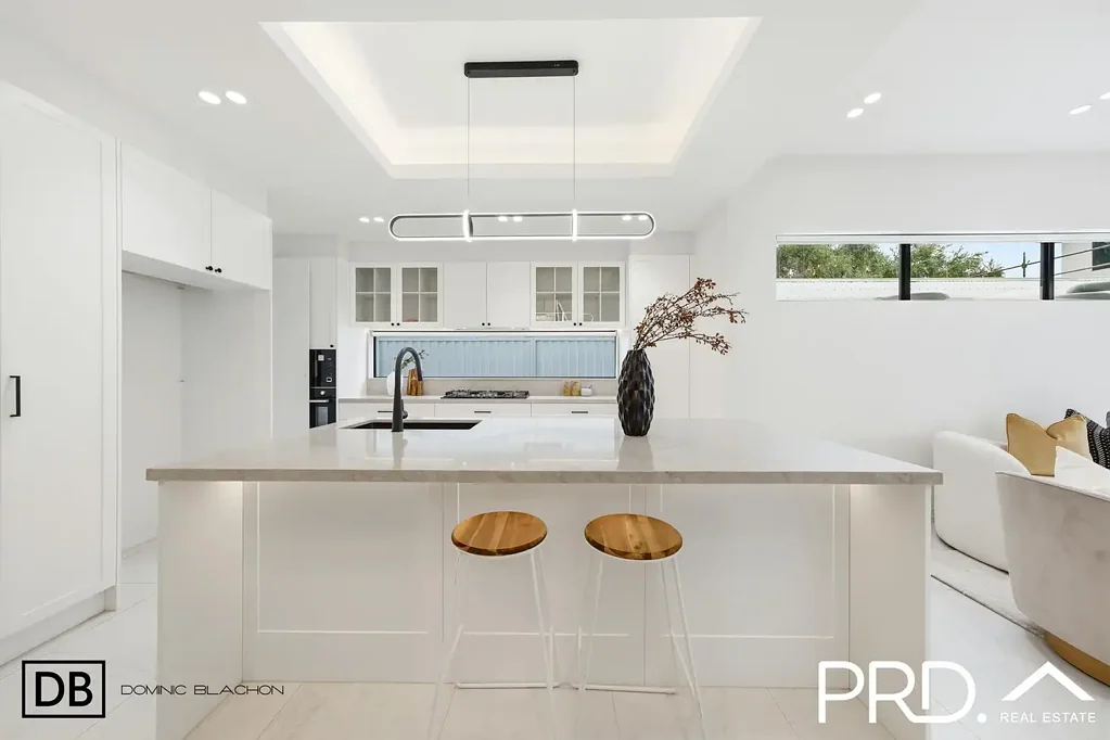 Milperra 5部屋 Timeless Family Luxury in an Ultra-Convenient Setting