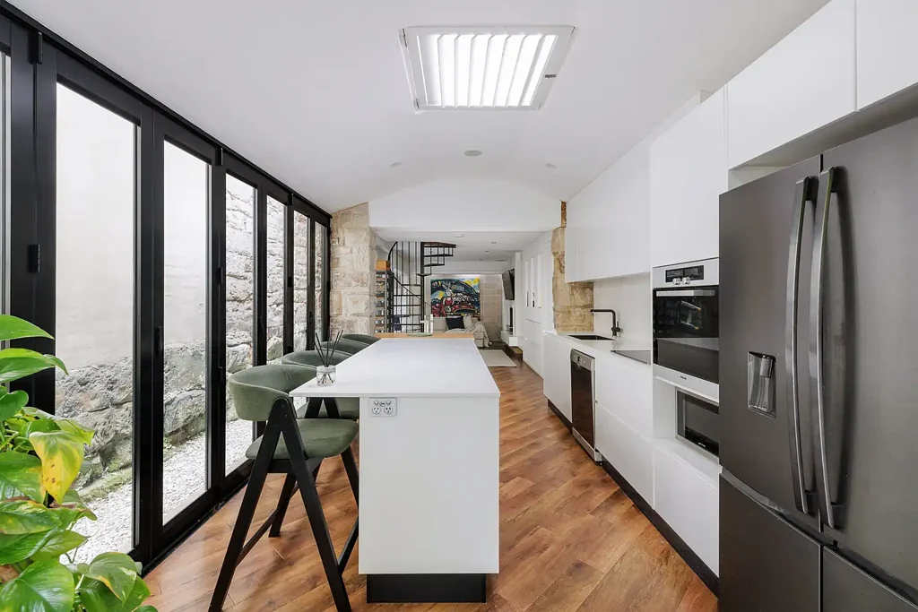 Rozelle 3chambre Multi-level peninsula terrace in village setting close to city