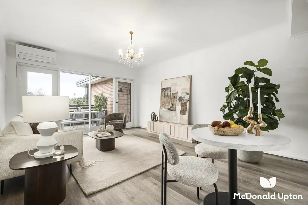 Moonee Ponds 2房 翻新现代厨房 高品质电器 自然采光充沛 私人阳台公园景 地暖空调系统 交通购物便利 Refurbished Gem in Exclusive Location