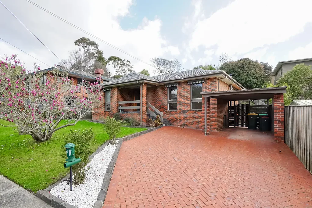 Spacious 4-Bedroom, 2-Bathroom House in Templestowe Lower