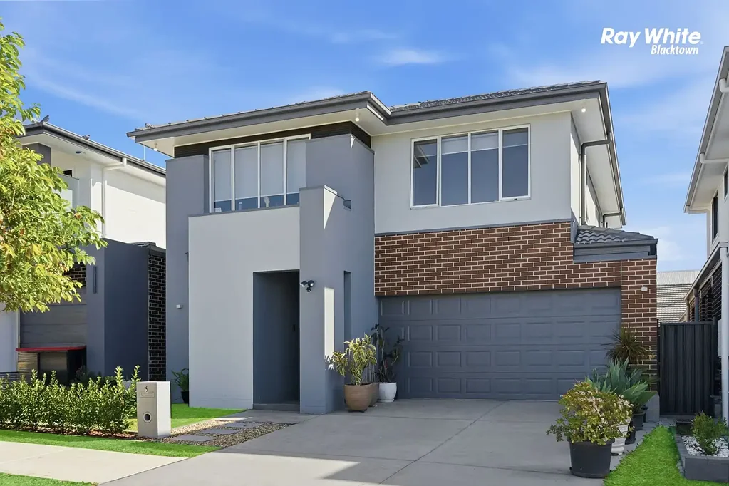 Melonba 5 Slaapkamer NEAR NEW HOME BUILD BY METRICON !!