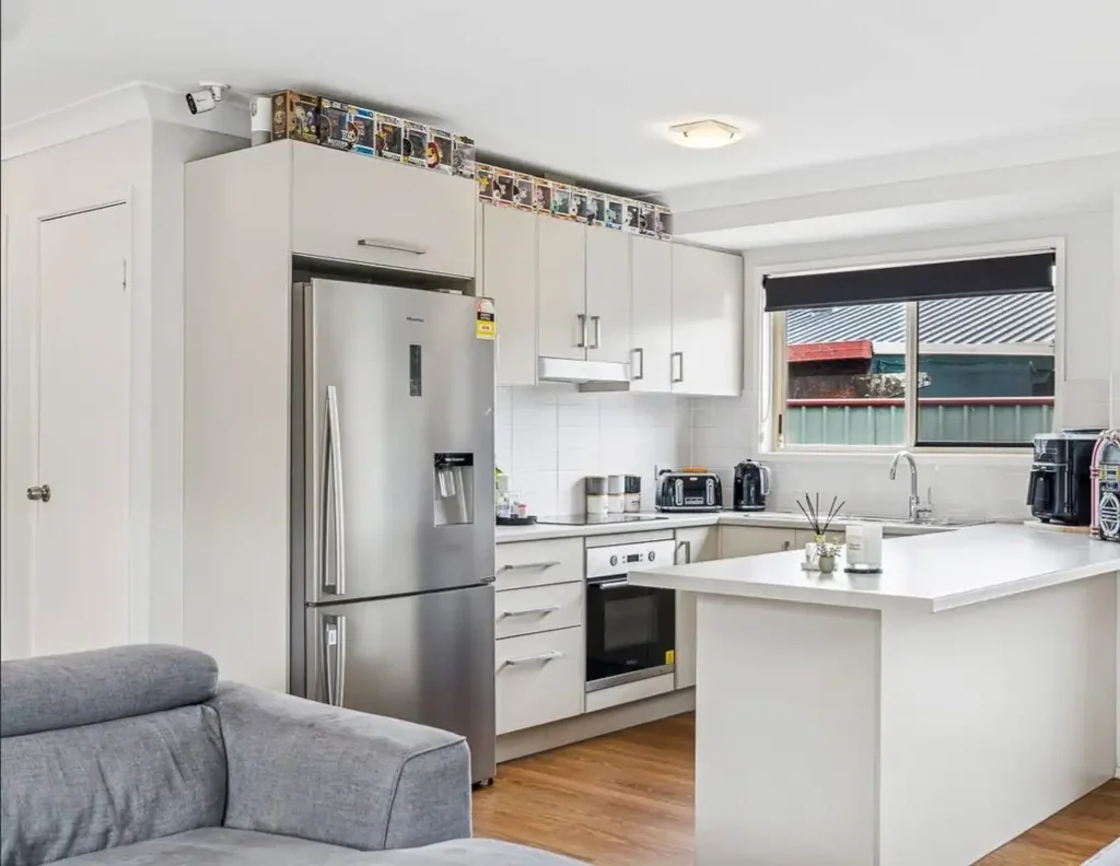 LIGHT AND BRIGHT 3 BEDROOM HOME CLOSE TO PUBLIC TRANSPORT