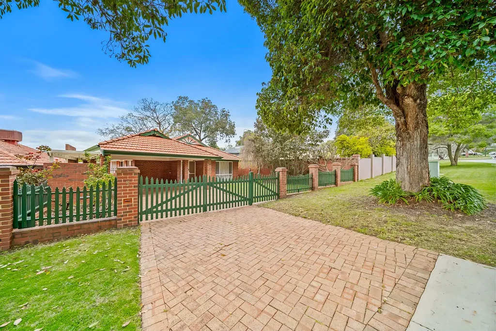 Spacious 3x2 Family Home with Workshop - Attadale Living Made Easy