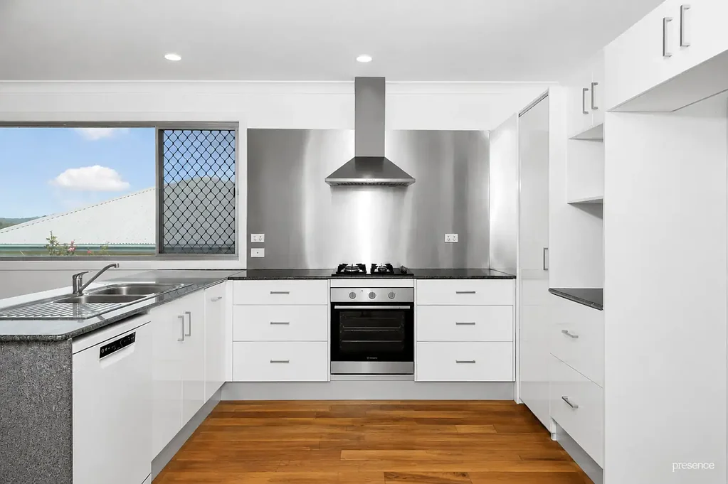 MASSIVE FAMILY LIVING WITH 6 BEDROOMS, VERSATILE FLEX SPACES, AIR CONDITIONING & GOOD PARKING AND STORAGE