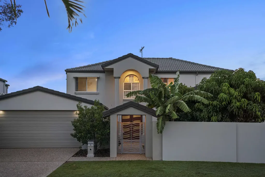 Helensvale 6ห้องนอน Stunning Lakefront Executive Residence, North-East Aspect, Dual Living
