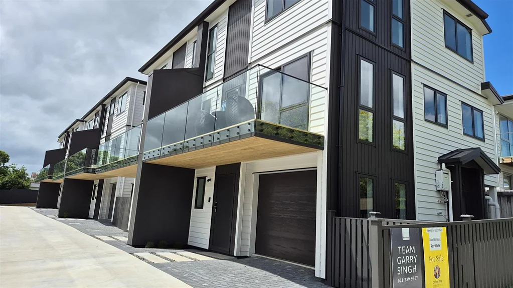 Papatoetoe 3Zimmer MUST BE SOLD - OFFERS  $700K PLUS