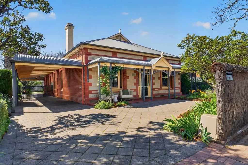 Hawthorn 4Kwarto Distinguished Hawthorn Villa with Rare Family Appeal