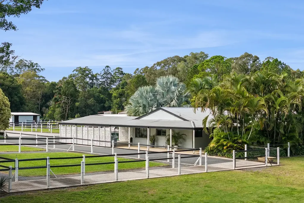 Landsborough 7Zimmer Racehorse complex with dual titles and quality infrastructure minutes to Corbould Park