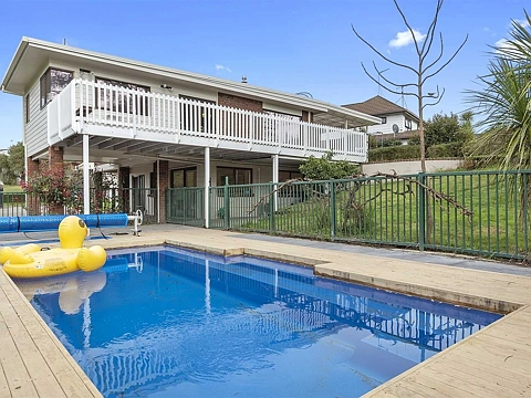 Large 4 bedroom house with a Pool