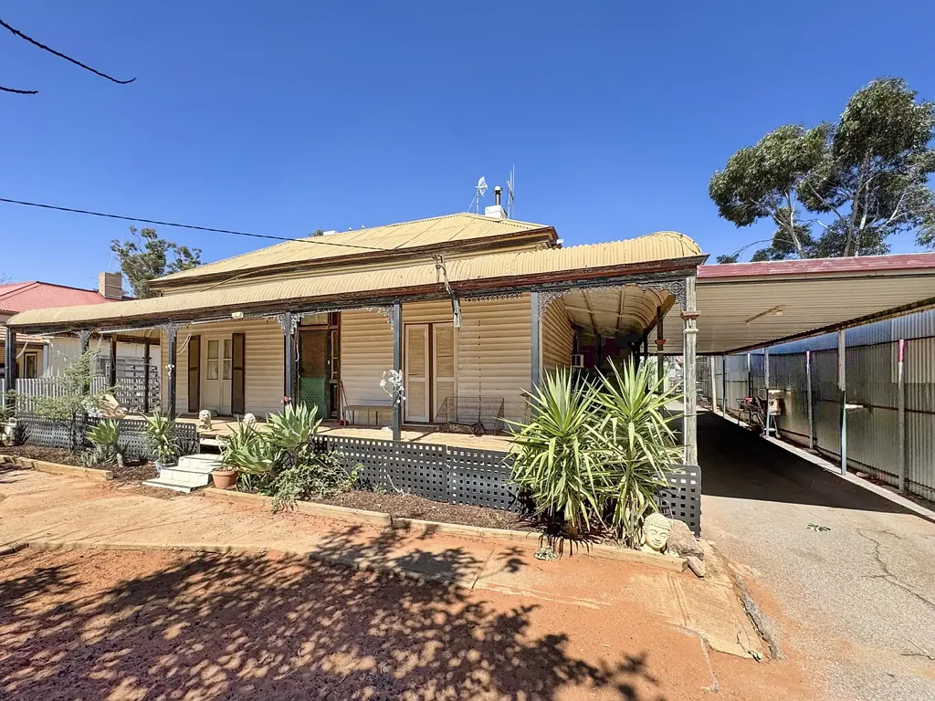 Broken Hill 5 Bedroom Spacious home - behind the RSPCA