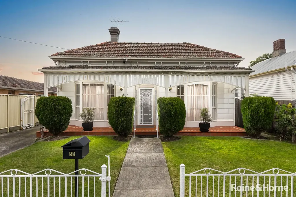 Brunswick 6બેડરૂમ Timeless Family Grandeur with a Fully Self-Contained Second Residence - First Time Offered in 42 Years