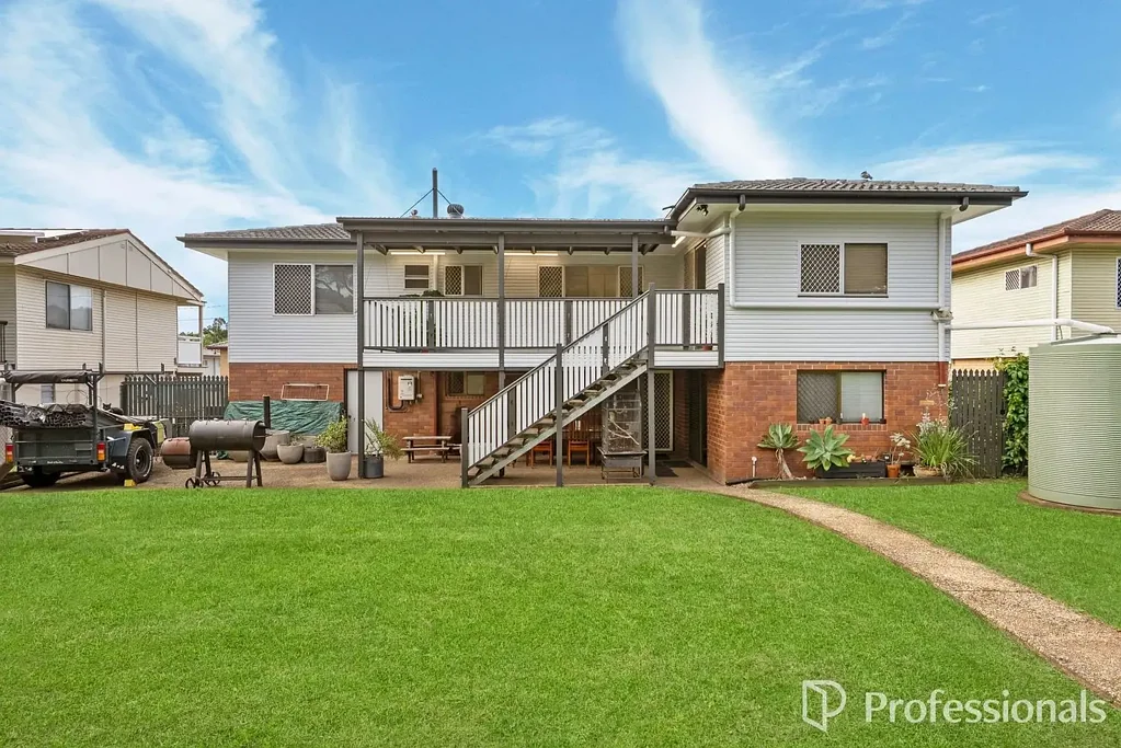 Tingalpa 3Habitaciones Spacious Two-Storey Home with Dual Living Potential in Prime Location