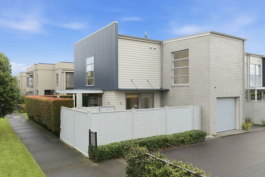 Stonefields 3房  Freehold End-Unit Living with Sun, Space & Privacy