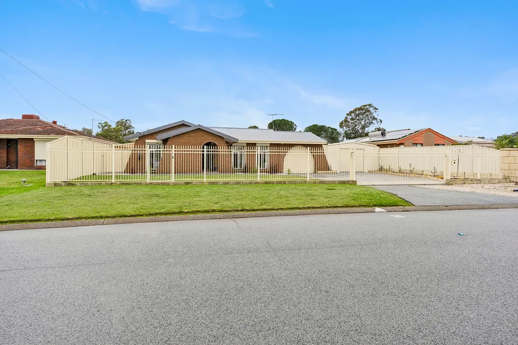 Midvale 4 Slaapkamer Spacious 4x2 Home with Huge Outdoor Entertaining Patio!