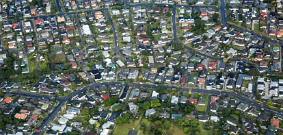 8年新建10万套住房，审批落实率90%，奥克兰市议会自诩成绩斐然，将新推住房改革