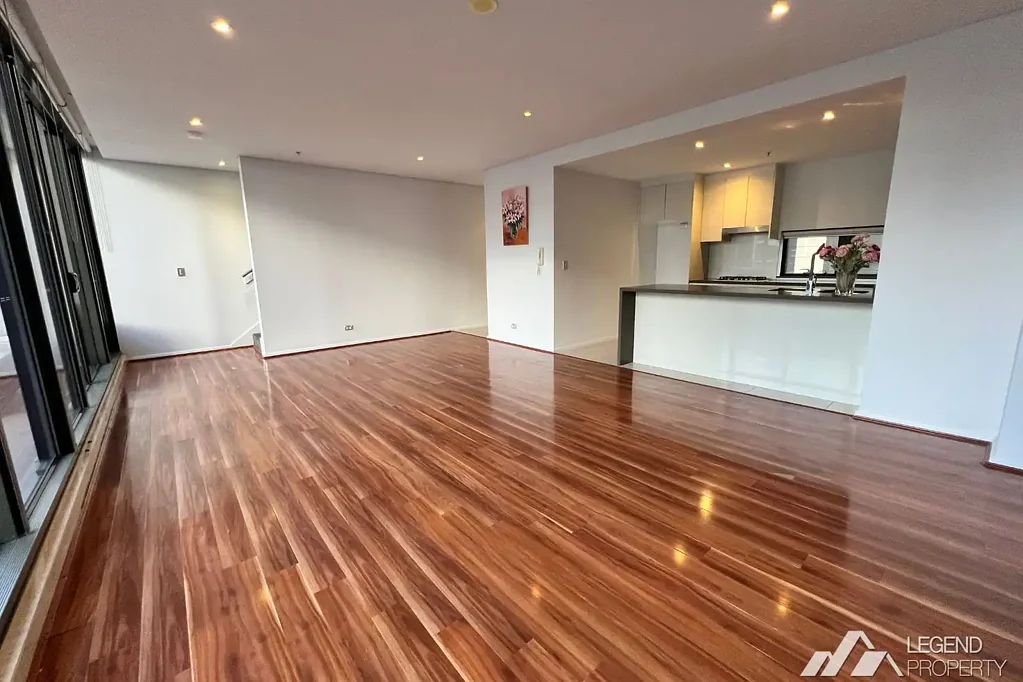 Luxurious North-Facing Split-Level Apartment with Prime Amenities and Ideal Location