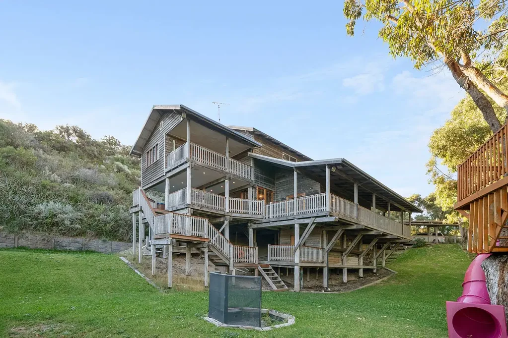 Beachside Bungalow with Self Contained Granny Flat