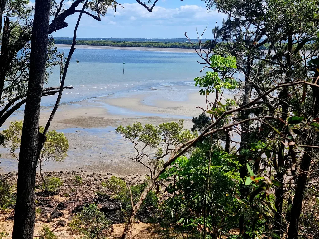 Macleay Island 滨水1200m2地块 地势平缓 临街面宽20.1米 壮丽水景 海风拂面 邻近岛屿中心 基本设施齐全 稀有机会 Rare Waterfront Opportunity - 1200m2 with Sweeping Views! Island living at its finest!