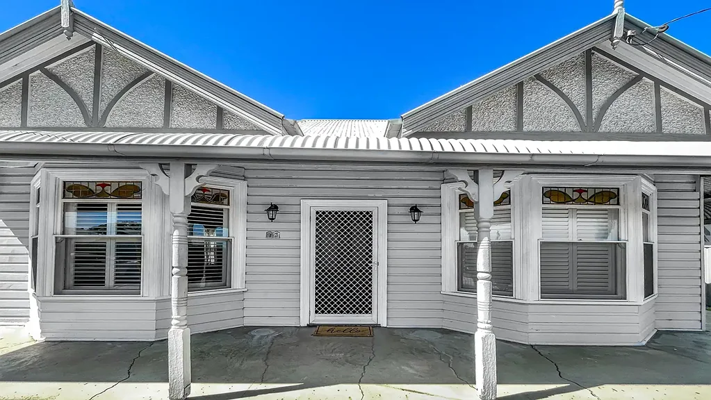 Fully furnished home offering character, comfort and easy access to Mudgee CBD