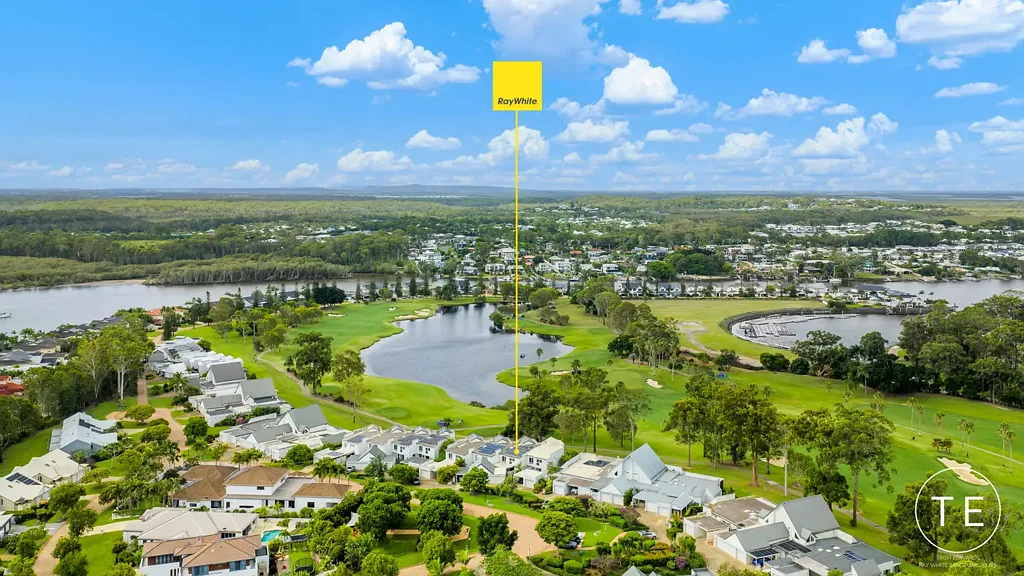 Hope Island 3غرفة نوم North-Facing Golf-Front Townhouse | Motivated Seller