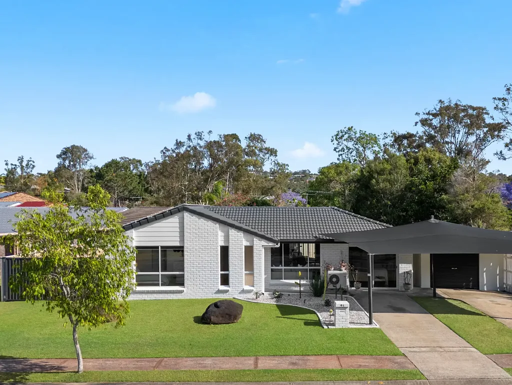 Oxenford 4房  Spacious Family Home with Side Access, Extra Parking & Outdoor Charm!