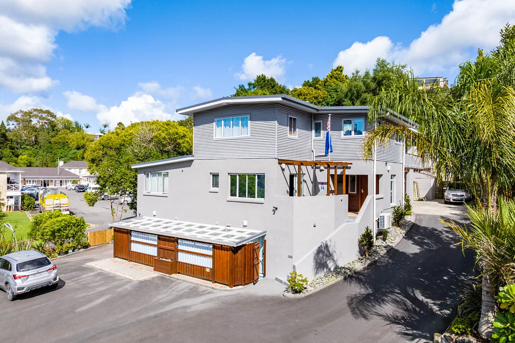 Regent 7房  Spacious 7-Bed, 7-Bath in Prime City Location