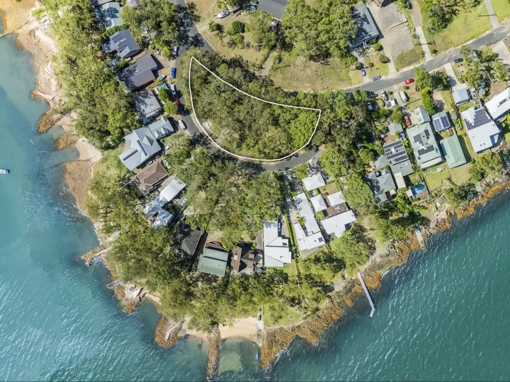 North Arm Cove 1,505m² Crescent-Shaped Block by the Water
