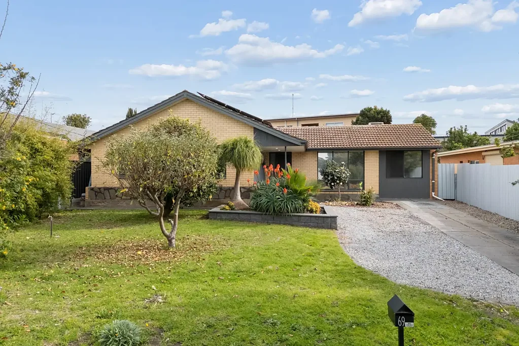 Morphett Vale 4બેડરૂમ The perfect starter, investment or development