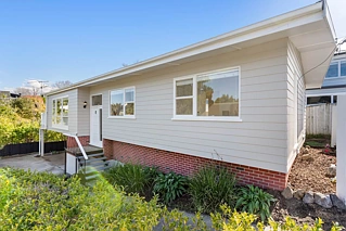 292 Beach Road, Campbells Bay, North Shore City