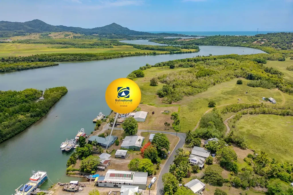 Webb 4બેડરૂમ RARE RIVERFRONT LIVING – HIGHSET HOME, LARGE BLOCK, DIRECT RIVER FRONTAGE