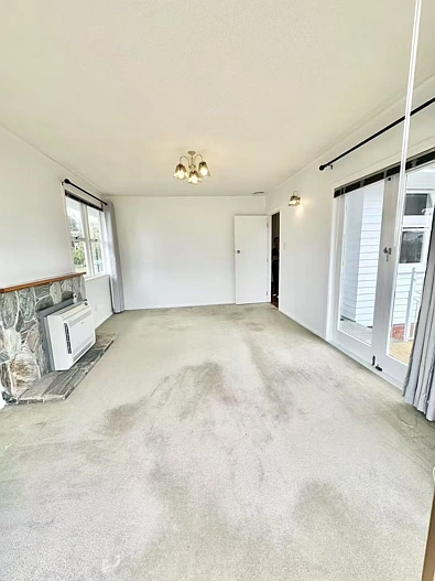 中区，整租大House!附近购物中心!无尾静街上，去年装修的阳光超好 超整洁 漂亮 明亮 宽敞3房（都是双人房）2厅1卫(厕所和浴室是分开的)+超大阳台（可容纳10人）+大花园+2个停车位…..微信： wendyxi169 电话；02164...