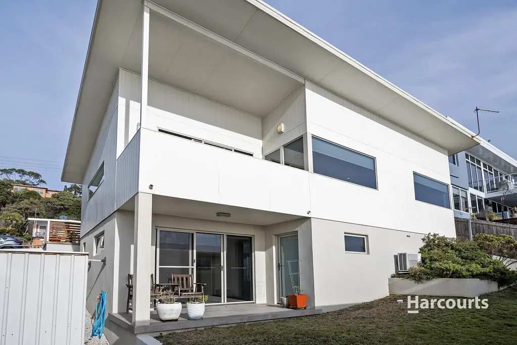 Parklands 2 Bedroom Wake Up to Water Views & Walk to Town