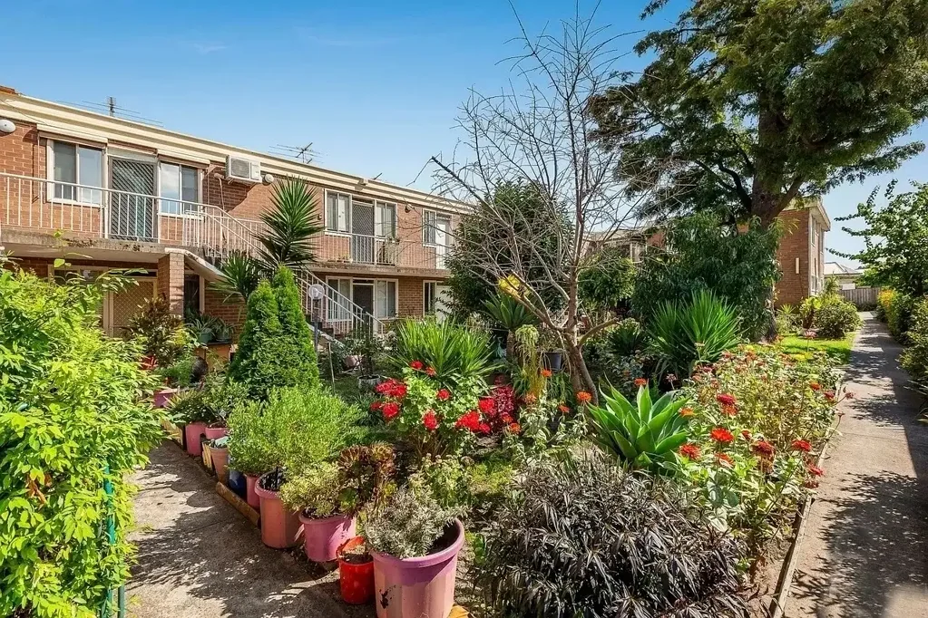 Bright & Sunny One-Bedroom Apartment in the Heart of Coburg