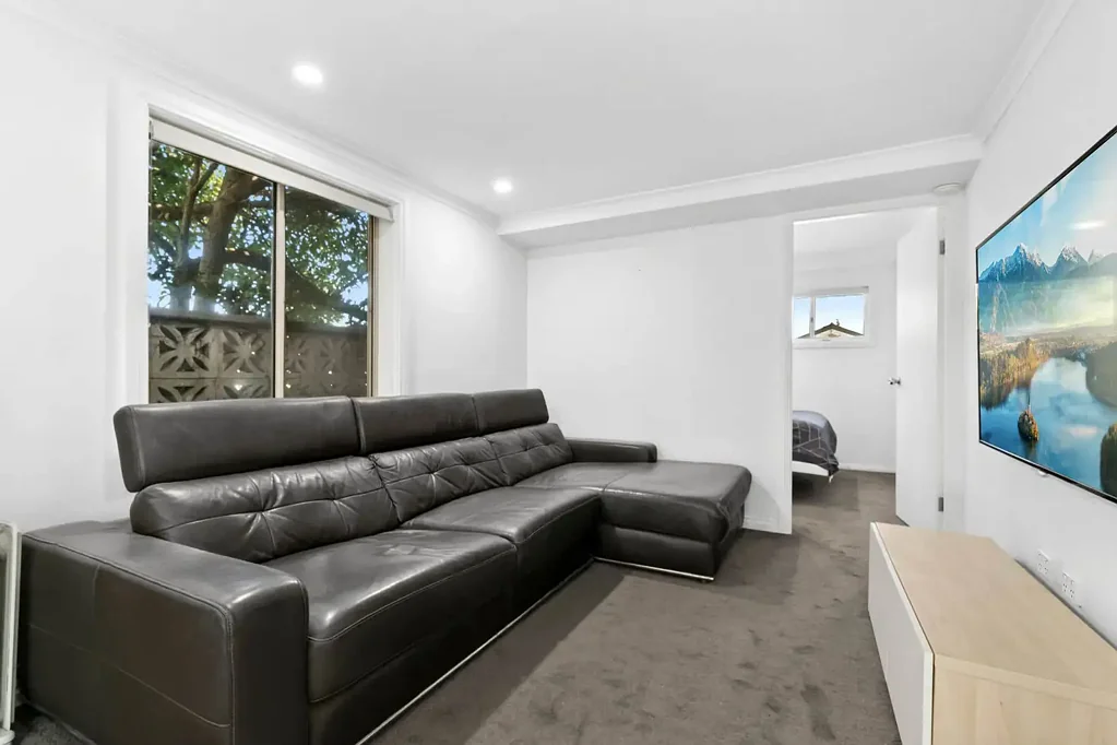 Renovated 1-Bedroom Granny Flat – Fully Furnished with Courtyard!