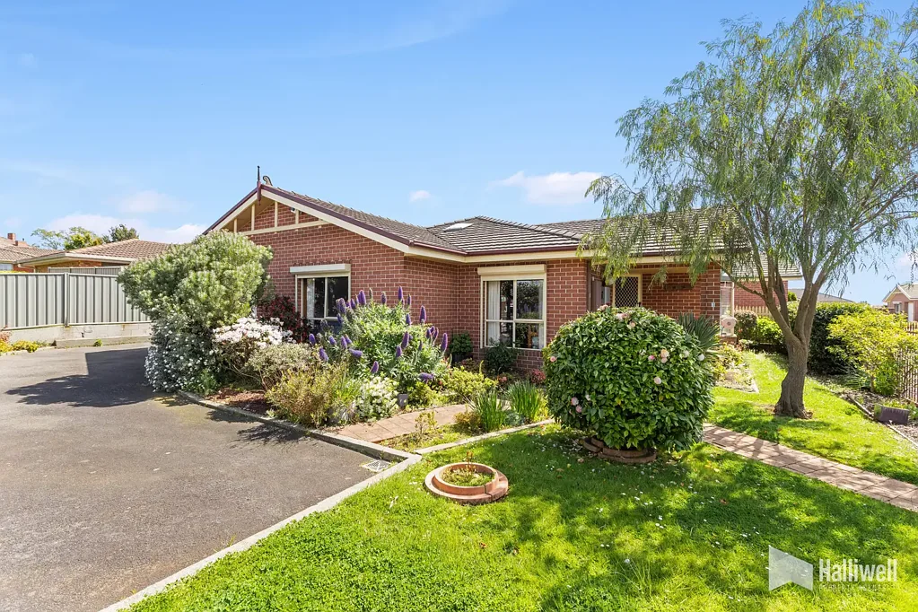 Devonport 3房  "Charming 3-Bedroom Brick Residence with Spacious Living and Convenient Amenities!"