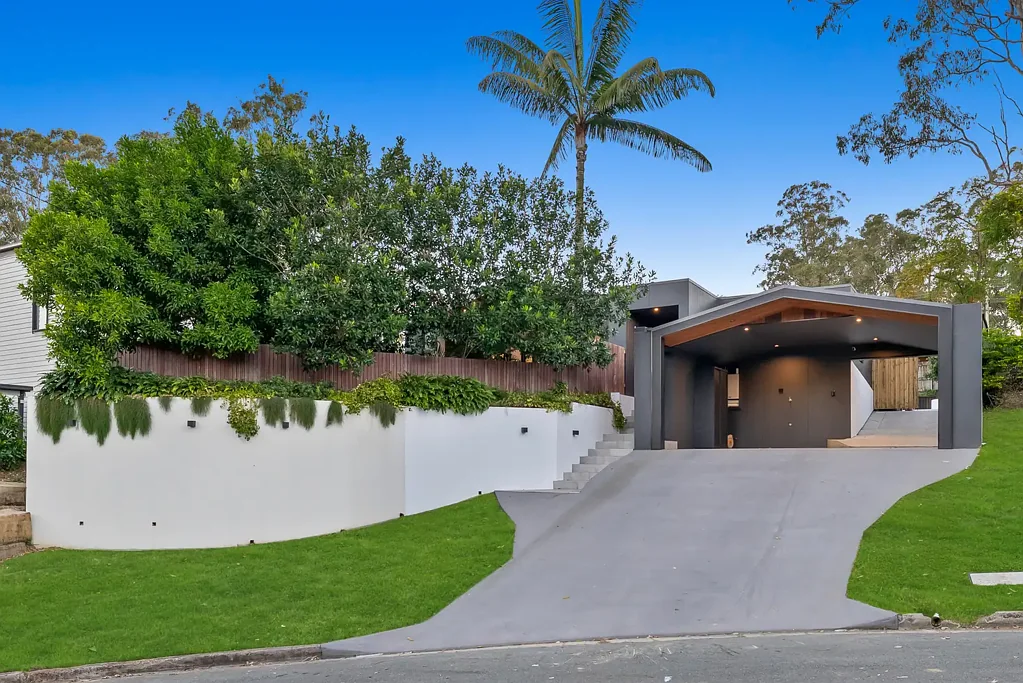 Petrie 5chambre Complete Renovation with Stunning Entertaining & Outdoor Space