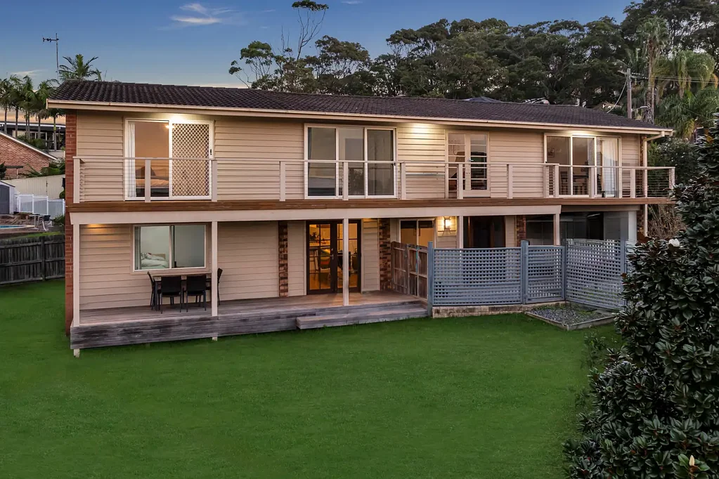 Bateau Bay 5 Bedroom Space, Style and Coastal Convenience Just Minutes from the Beach