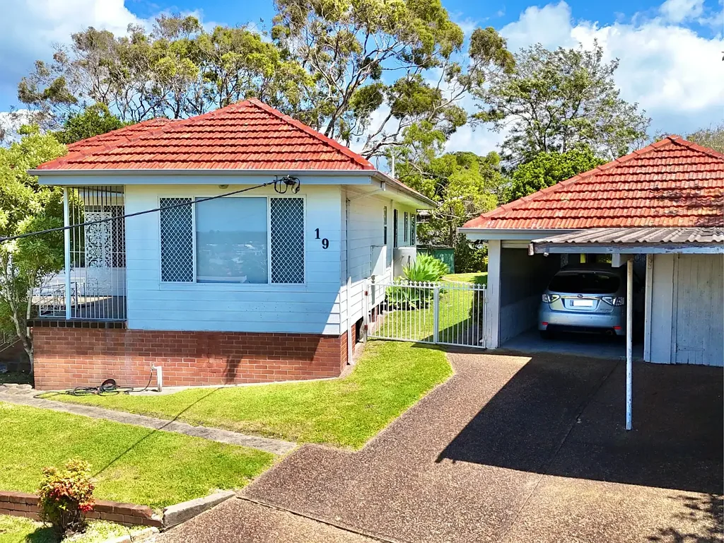 Charming Home with Stunning Lake Views & Spacious Gardens