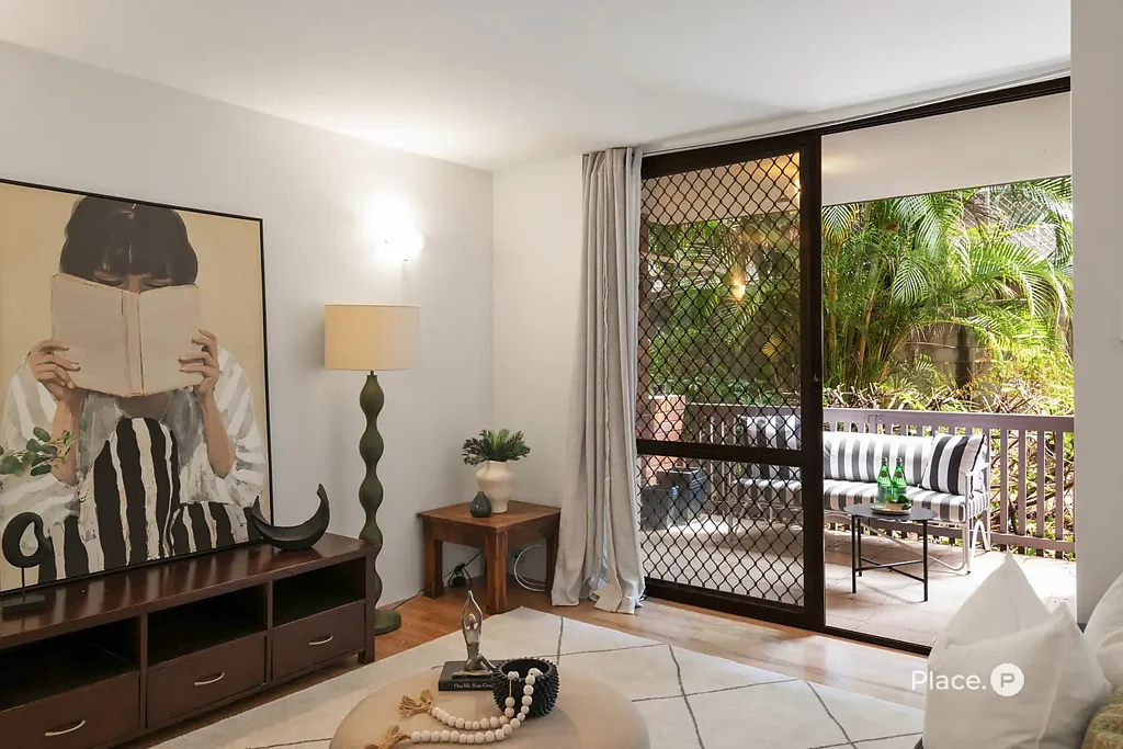 Indooroopilly 2房 宁静私密的精品底层公寓生活，带双车位车库 Peaceful and Private Boutique Ground-Floor Living with Two-Car Garage