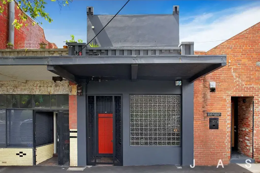 OUTSTANDING CITY FRINGE HOME